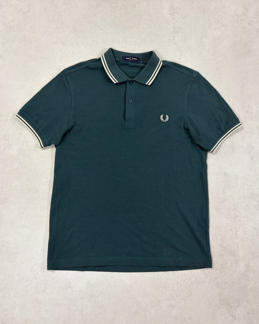 Fred Perry Poloshirt Petrol mit Twin Tipping Größe M – Vorderseite