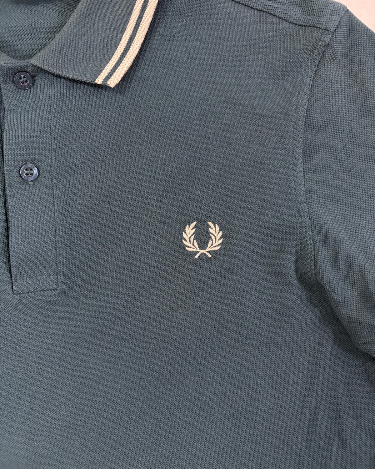 Fred Perry Poloshirt Petrol mit Twin Tipping Größe M – Detail