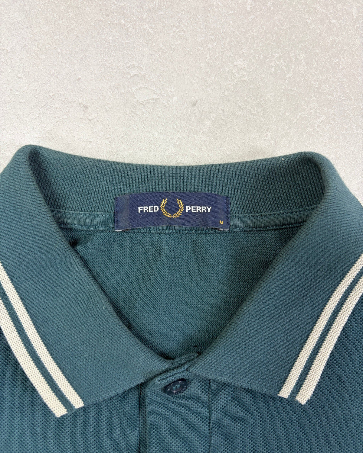 Fred Perry Poloshirt Petrol mit Twin Tipping Größe M – Etikett