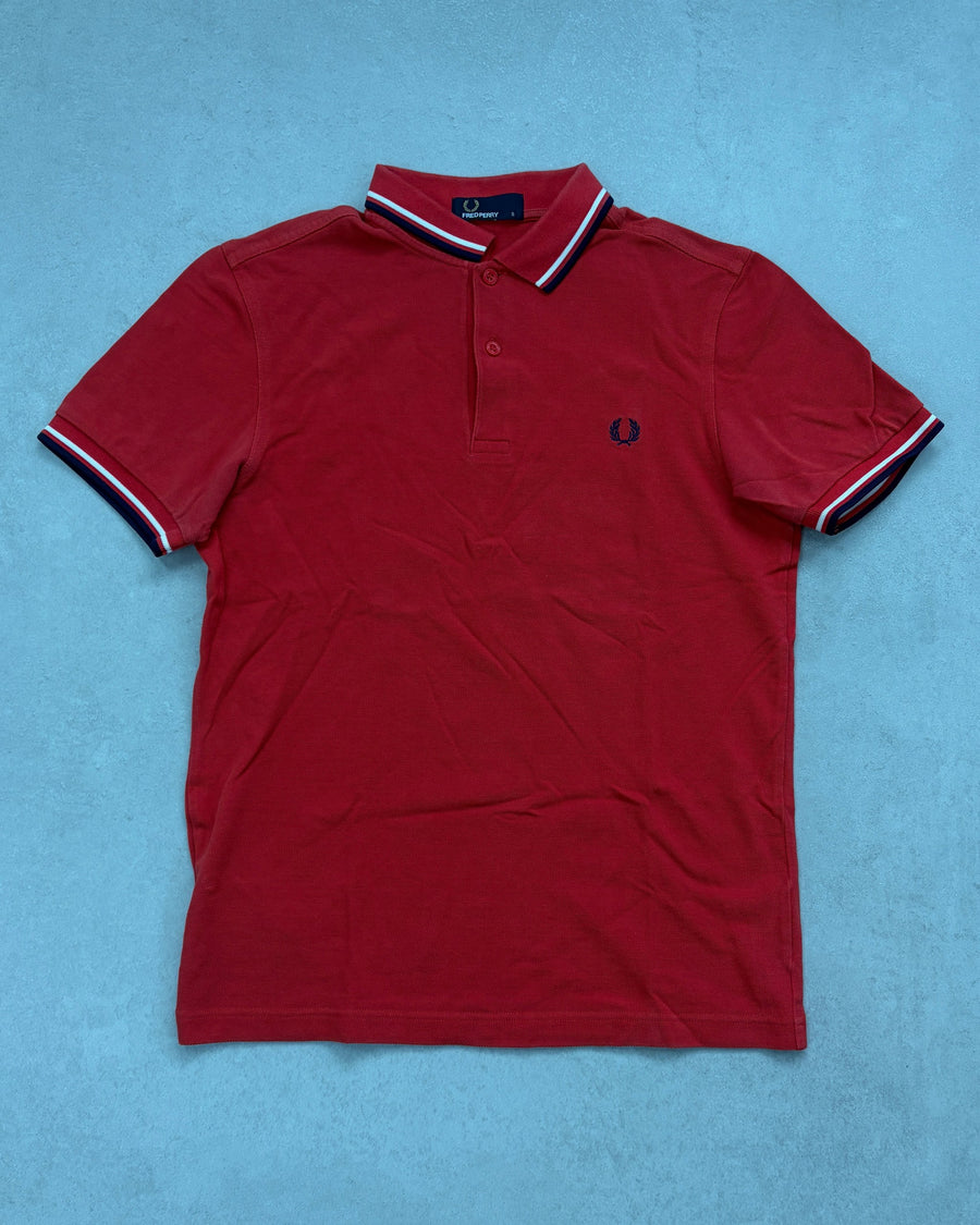 Fred Perry Poloshirt Rot mit Navy-Weiß-Tipping Größe S – Vorderseite