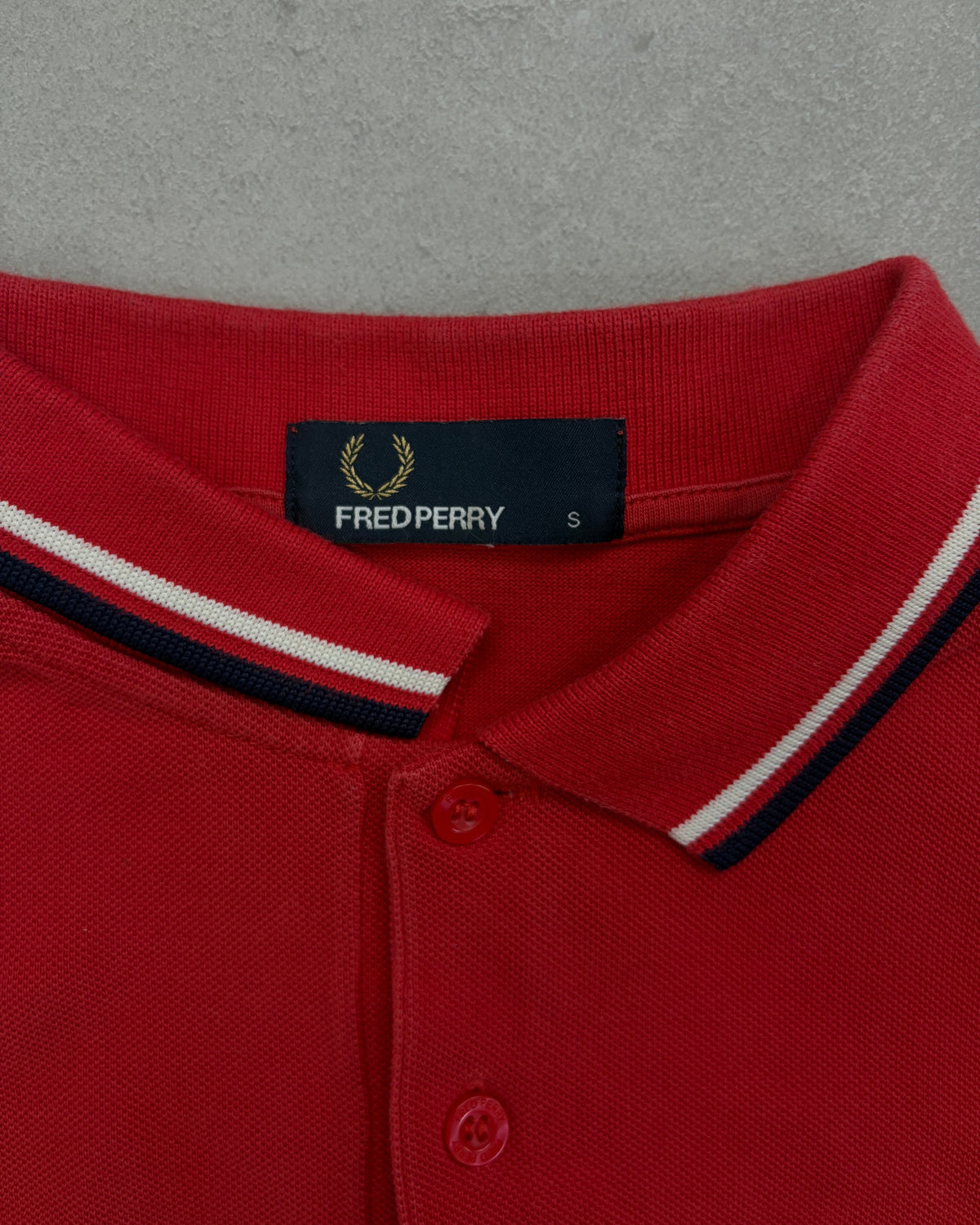 Fred Perry Poloshirt Rot mit Navy-Weiß-Tipping Größe S – Etikett