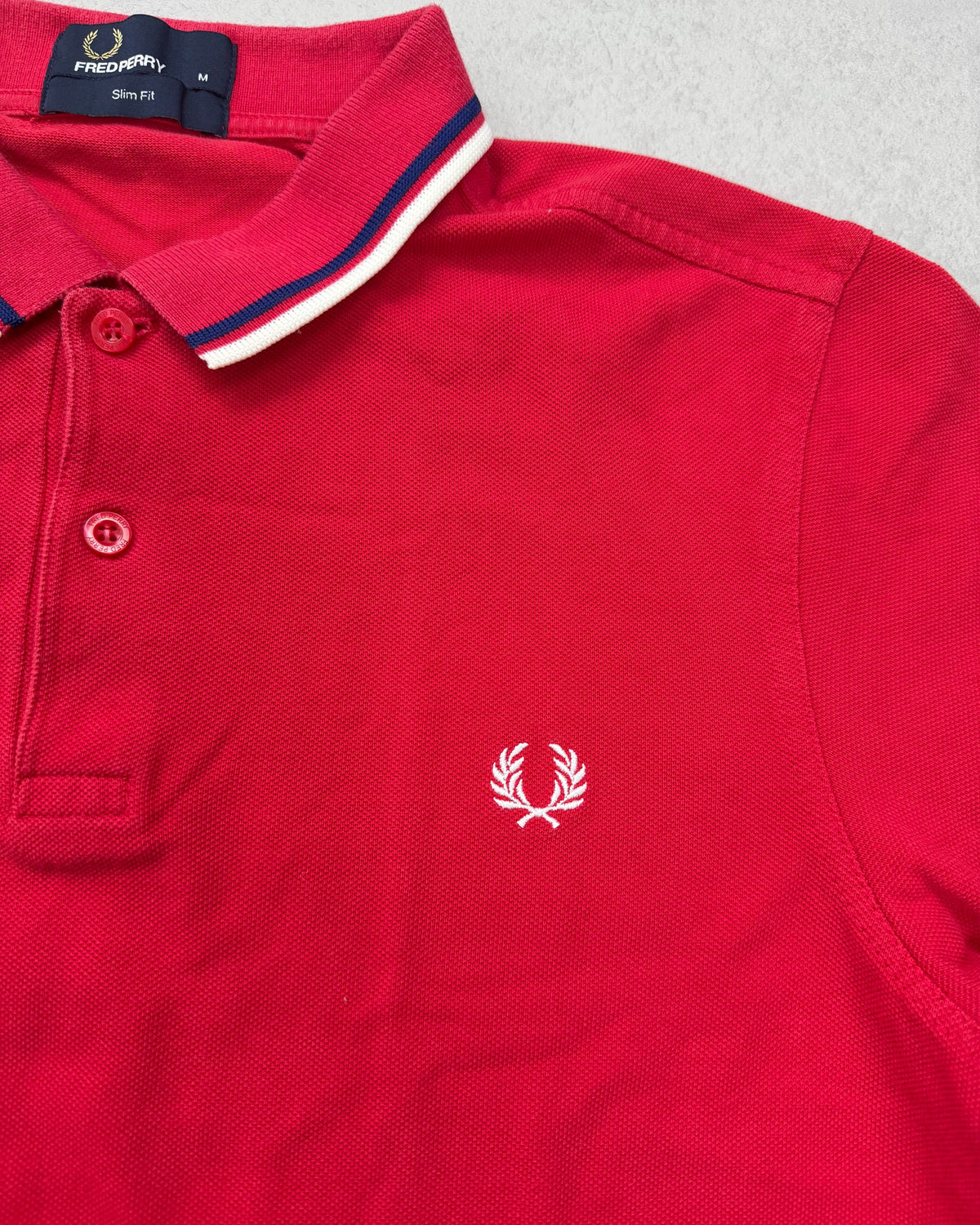 Fred Perry Poloshirt Rot mit Navy-Weiß-Tipping Slim Fit Größe M – Detail