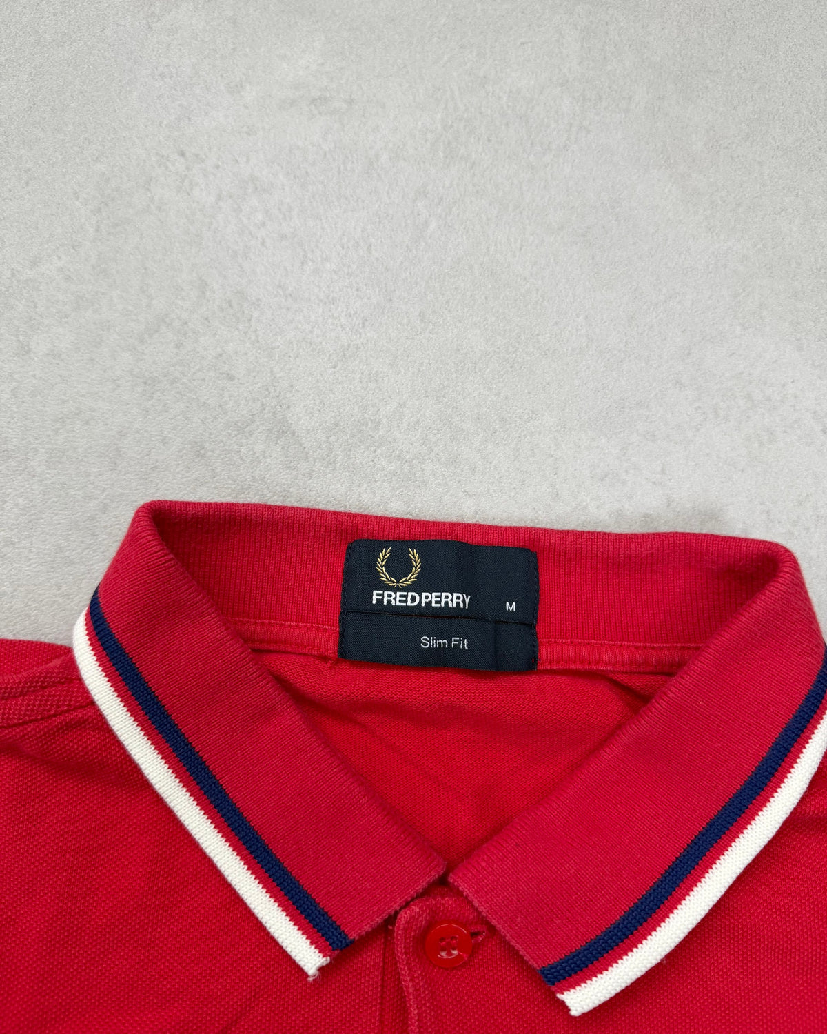 Fred Perry Poloshirt Rot mit Navy-Weiß-Tipping Slim Fit Größe M – Etikett