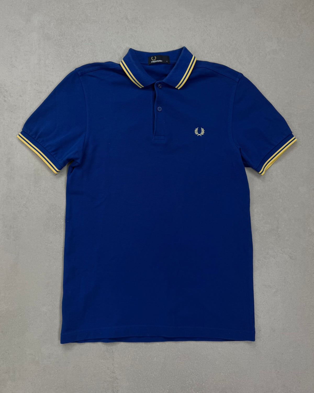 Fred Perry Poloshirt Royalblau mit Champagner-Tipping Größe S – Vorderseite