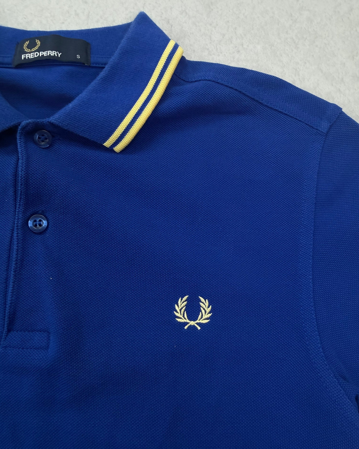 Fred Perry Poloshirt Royalblau mit Champagner-Tipping Größe S – Detail