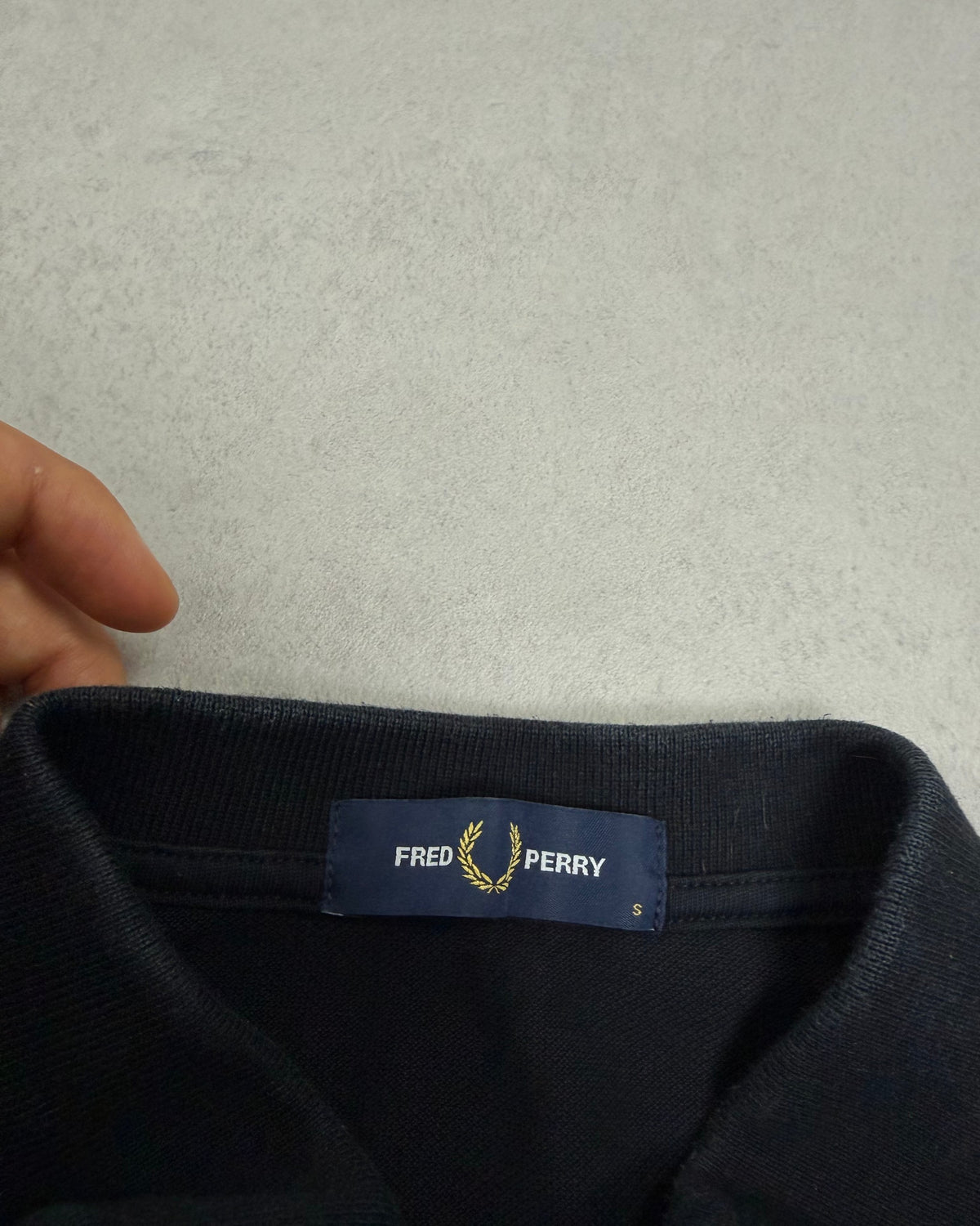 Fred Perry Poloshirt Schwarz Größe S – Etikett
