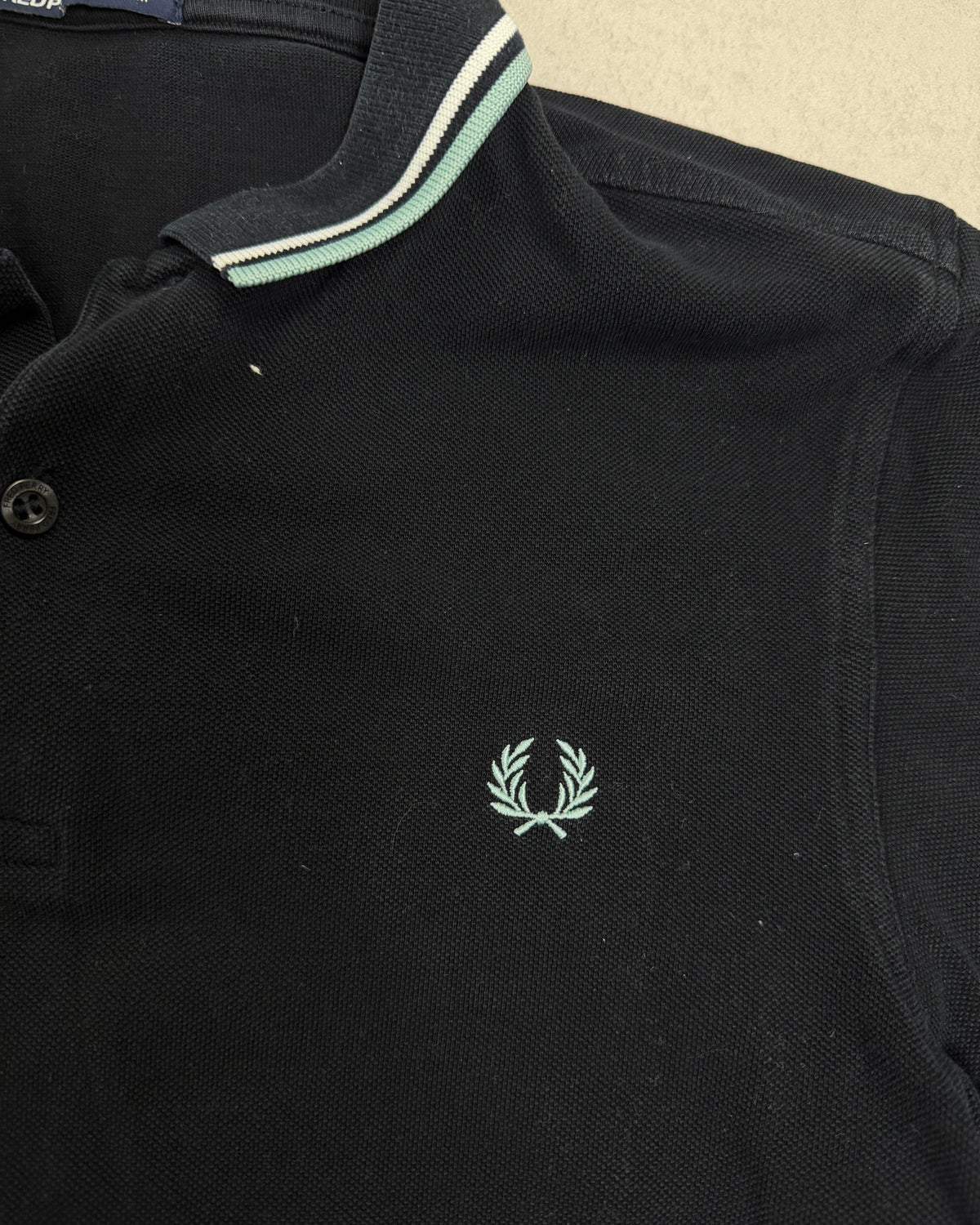 Fred Perry Poloshirt Schwarz mit Mint-Tipping Größe M – Detail
