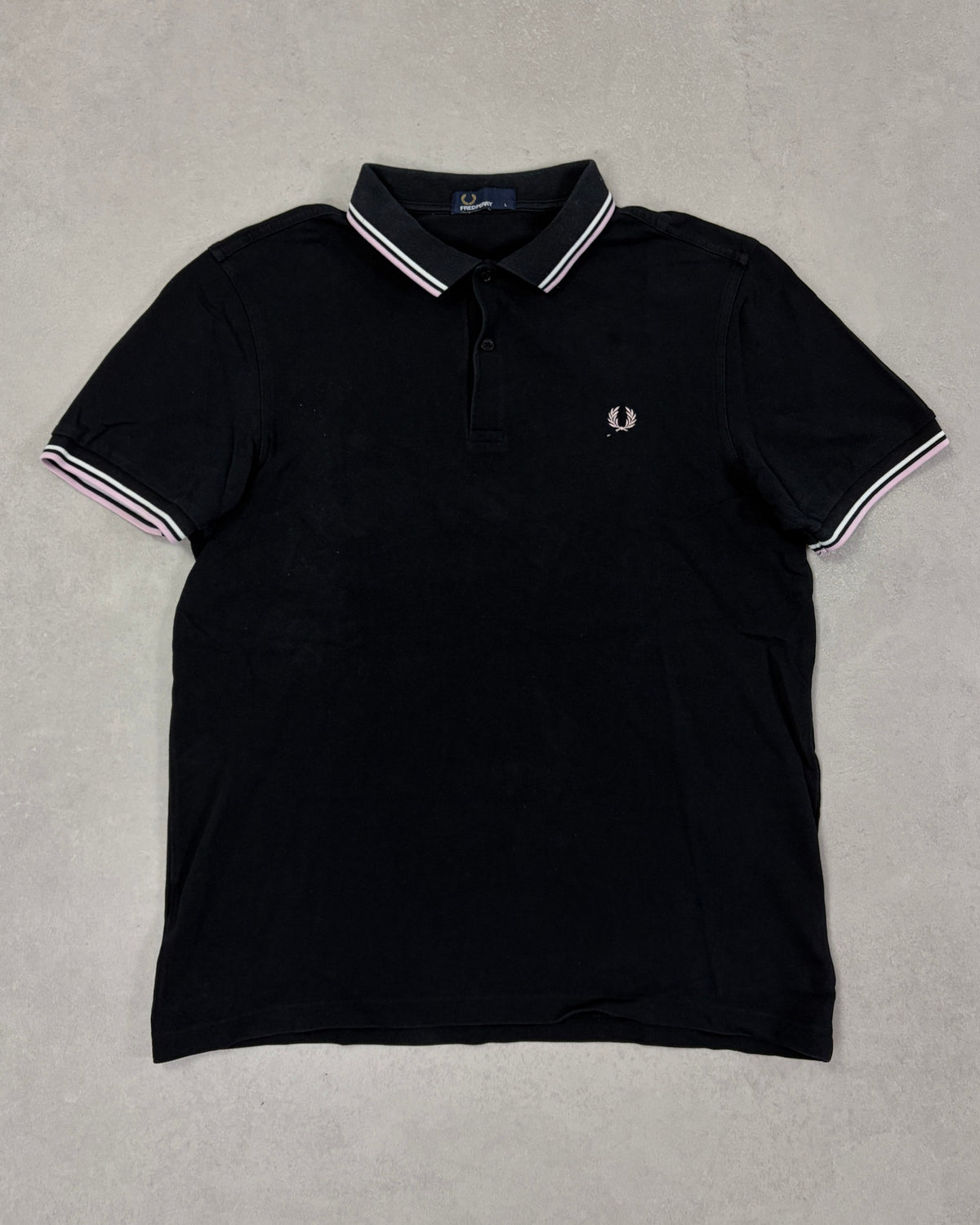Fred Perry Poloshirt Schwarz mit Rosa-Tipping Größe L – Vorderseite