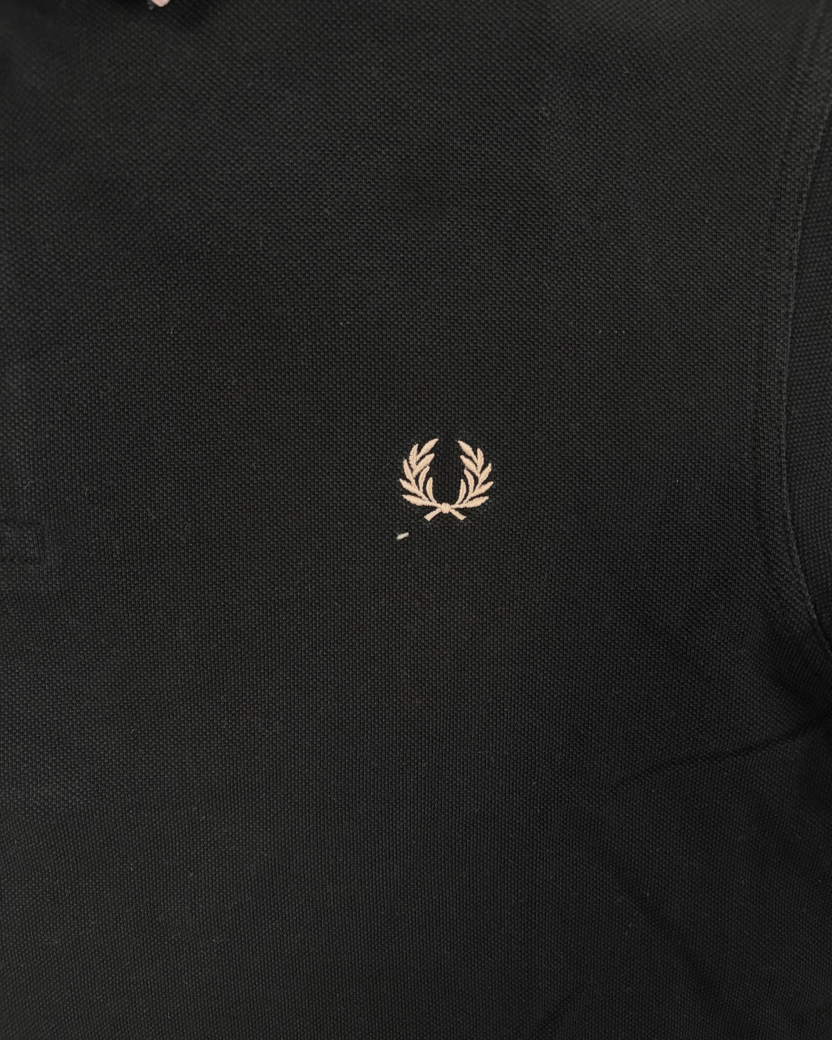 Fred Perry Poloshirt Schwarz mit Rosa-Tipping Größe L – Detail