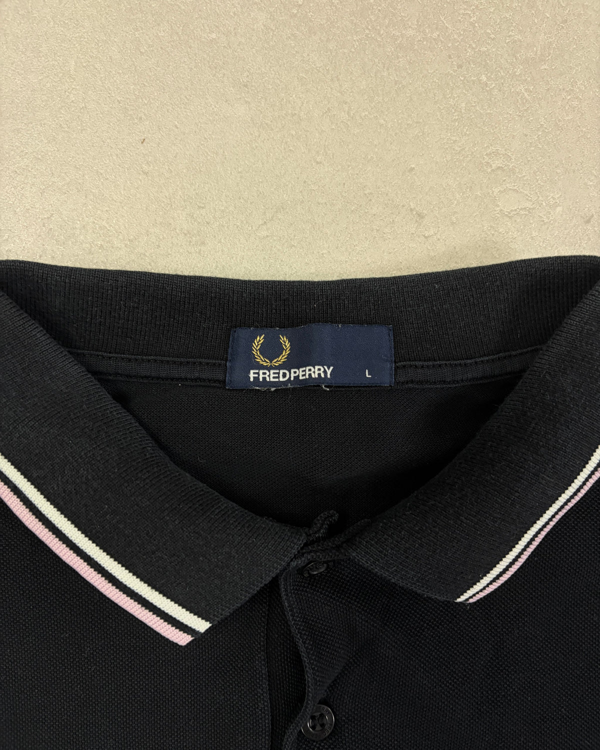 Fred Perry Poloshirt Schwarz mit Rosa-Tipping Größe L – Etikett