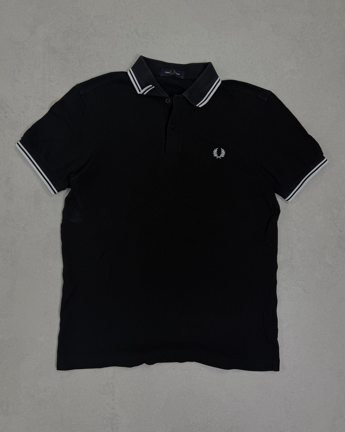 Fred Perry Poloshirt Schwarz mit weißem Twin Tipping Größe M – Vorderseite