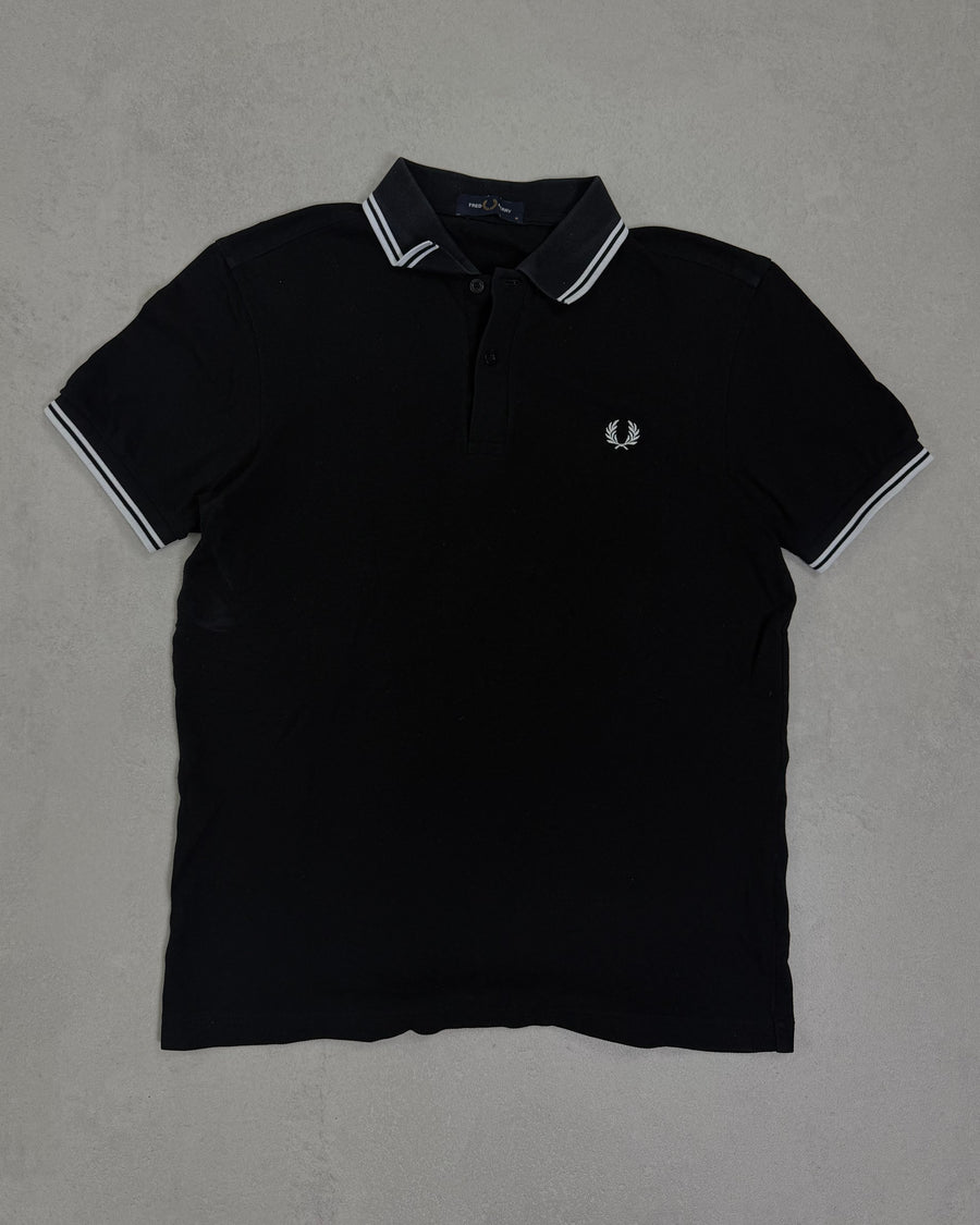Fred Perry Poloshirt Schwarz mit weißem Twin Tipping Größe M – Vorderseite