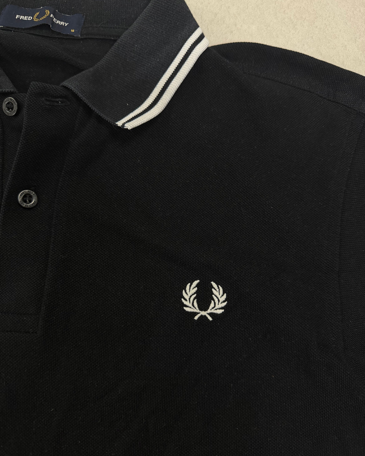 Fred Perry Poloshirt Schwarz mit weißem Twin Tipping Größe M – Detail
