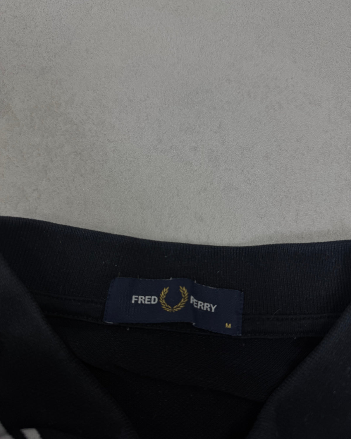 Fred Perry Poloshirt Schwarz mit weißem Twin Tipping Größe M – Etikett