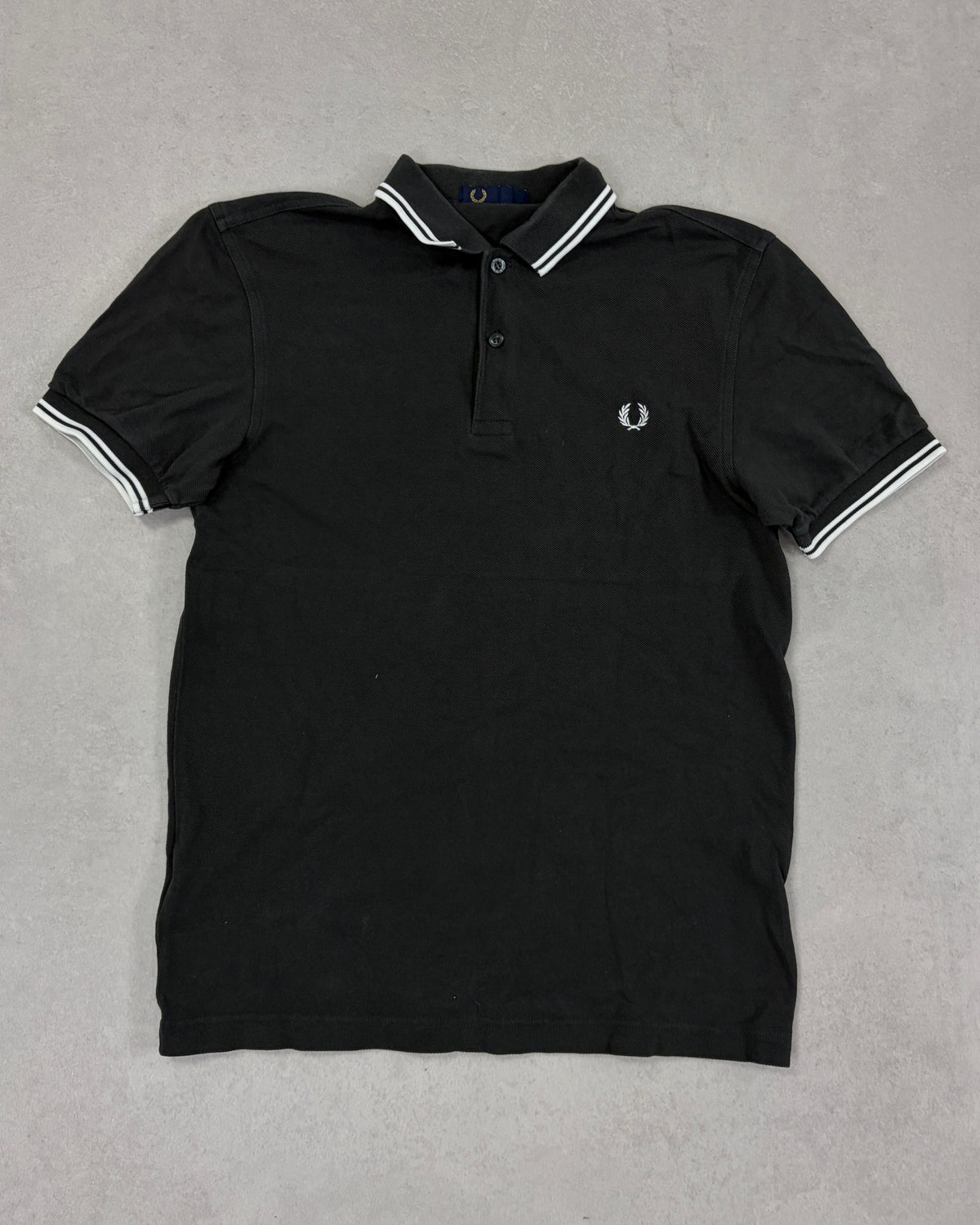 Fred Perry Poloshirt Schwarz mit weißem Twin Tipping Größe S – Vorderseite