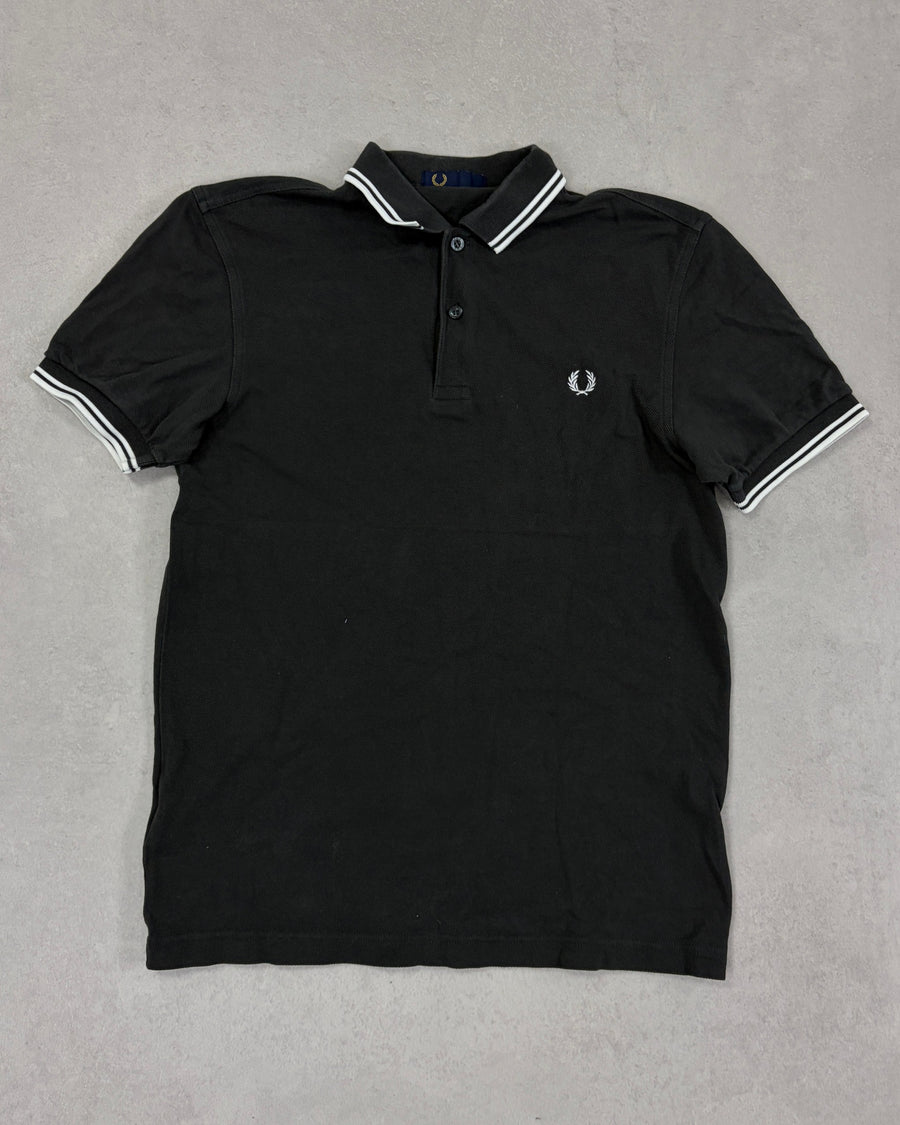 Fred Perry Poloshirt Schwarz mit weißem Twin Tipping Größe S – Vorderseite