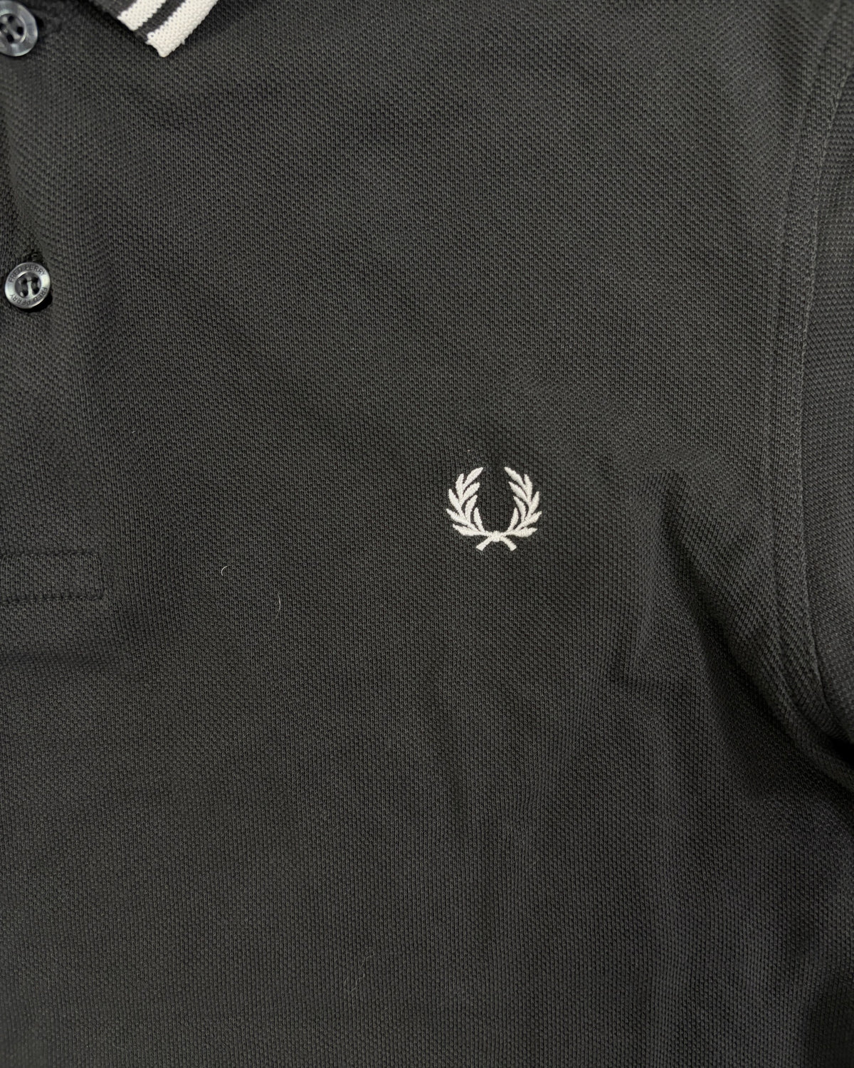 Fred Perry Poloshirt Schwarz mit weißem Twin Tipping Größe S – Detail