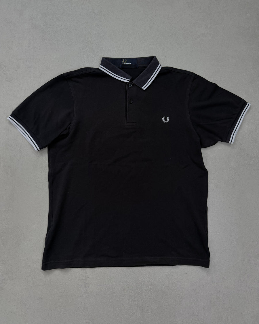 Fred Perry Poloshirt Schwarz mit weißem Twin Tipping Größe L – Vorderseite