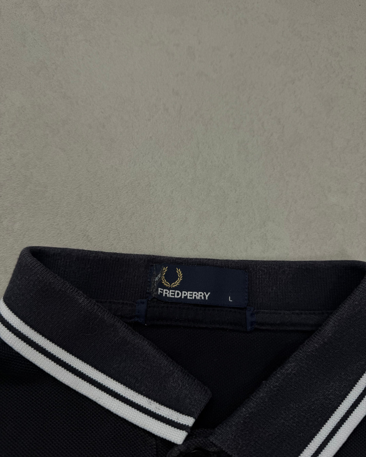Fred Perry Poloshirt Schwarz mit weißem Twin Tipping Größe L – Etikett