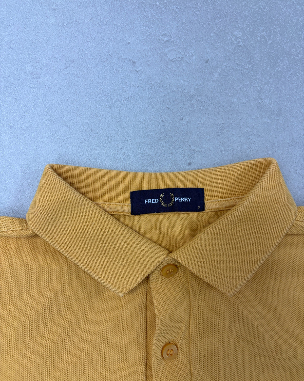 Fred Perry Poloshirt Senfgelb Größe S – Etikett
