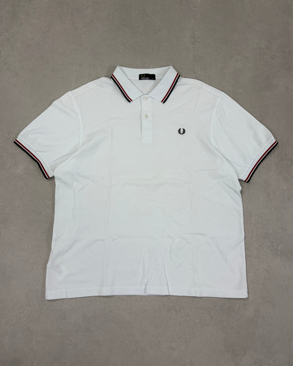 Fred Perry Poloshirt Weiß mit Rot-Navy-Tipping Größe XL – Vorderseite