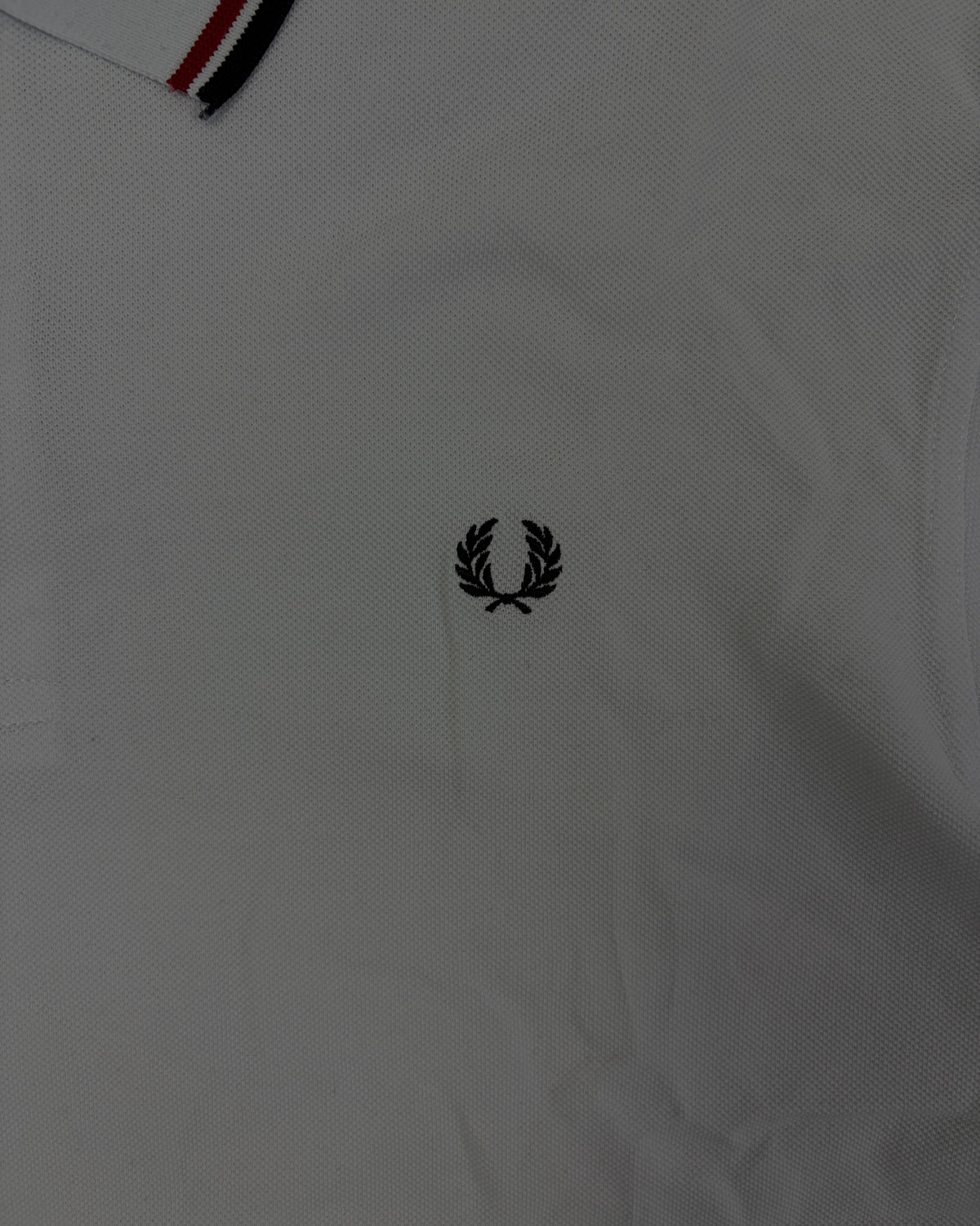 Fred Perry Poloshirt Weiß mit Rot-Navy-Tipping Größe XL – Detail