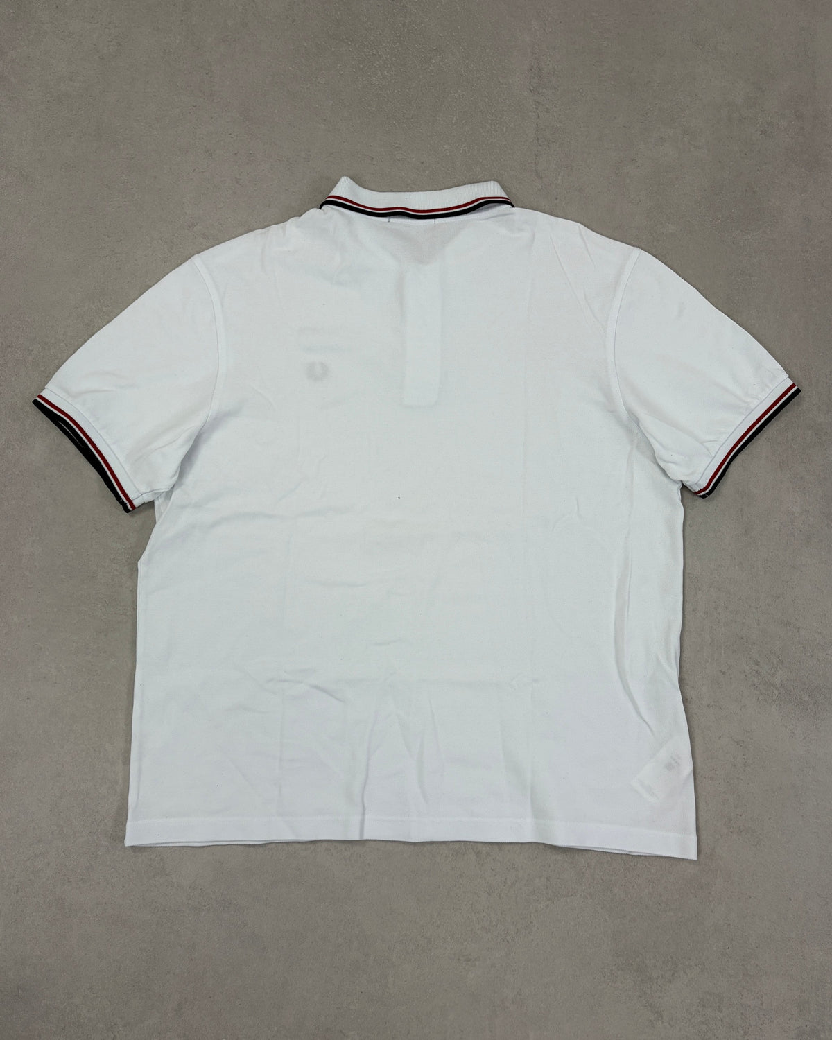 Fred Perry Poloshirt Weiß mit Rot-Navy-Tipping Größe XL – Rückseite
