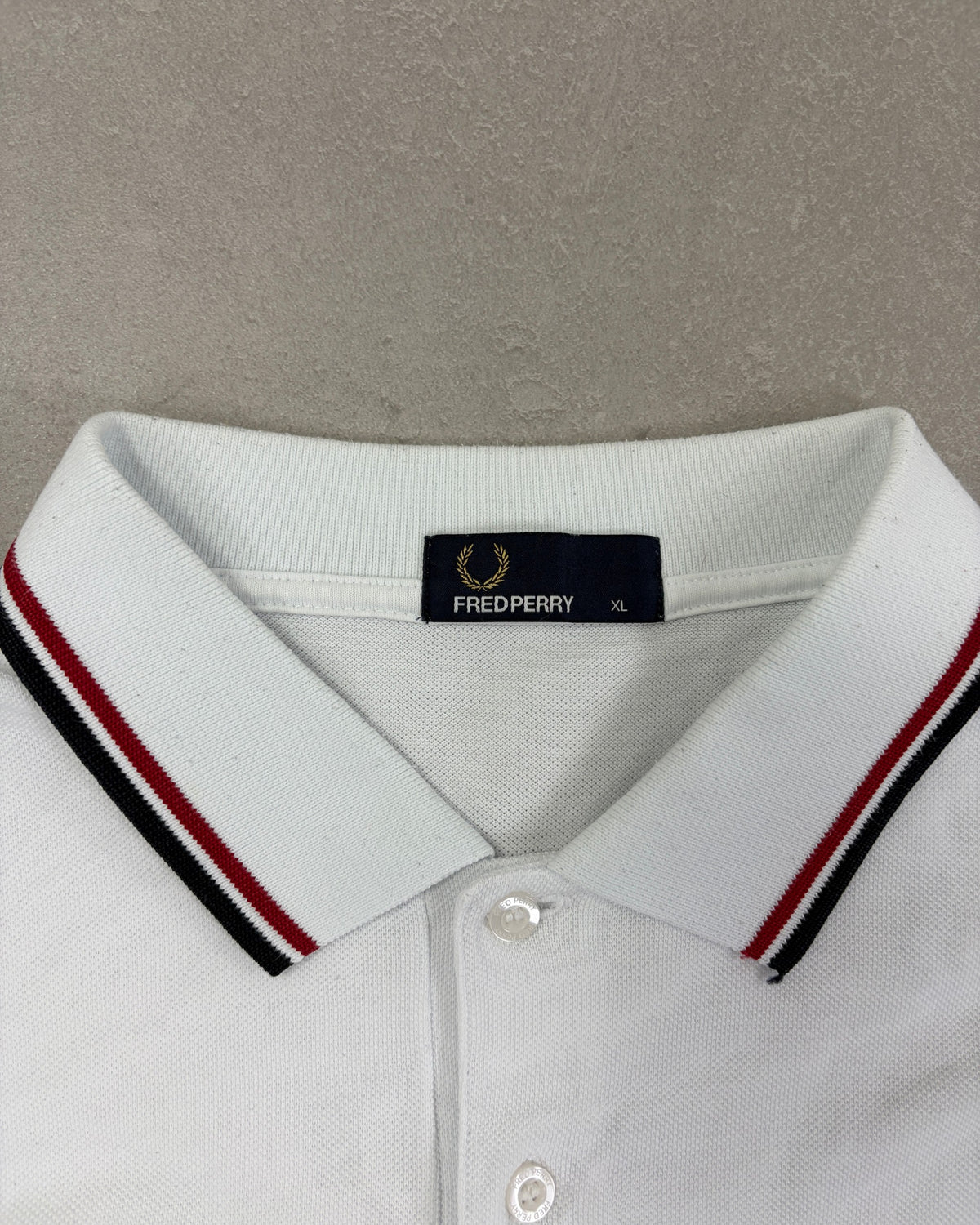 Fred Perry Poloshirt Weiß mit Rot-Navy-Tipping Größe XL – Etikett