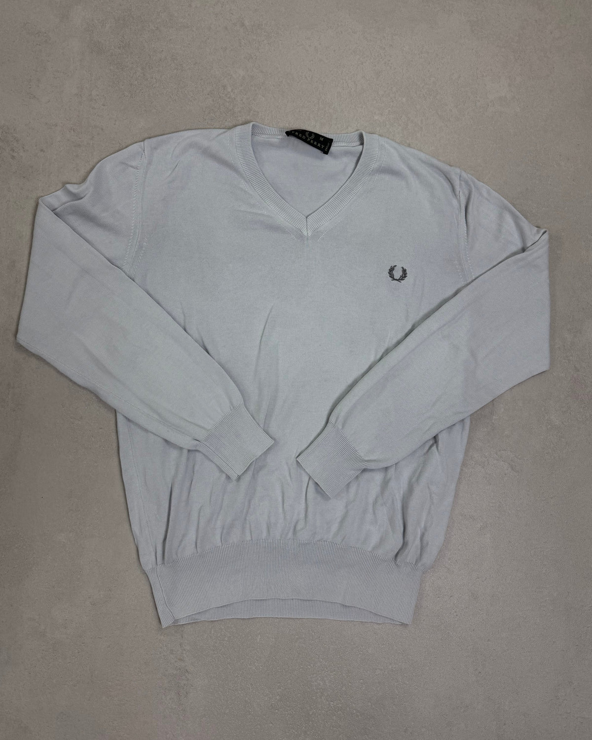Fred Perry Pullover Hellgrau mit V-Ausschnitt Größe M – Vorderseite