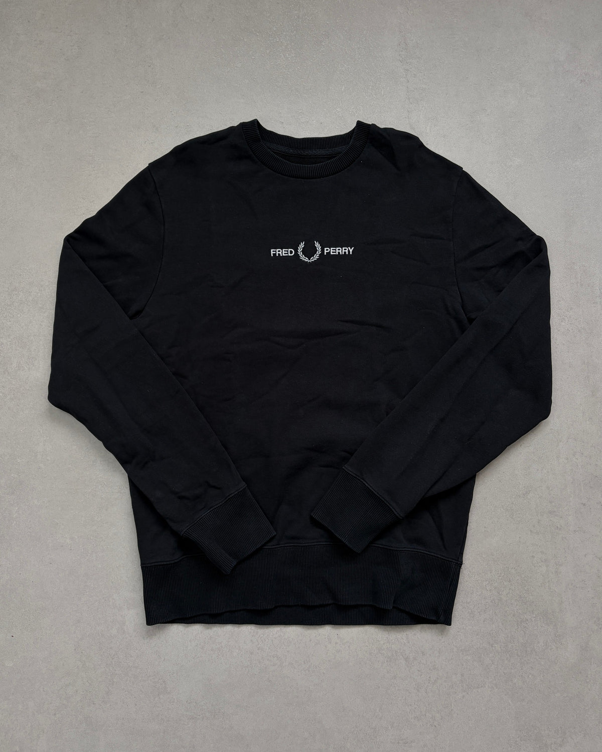 Fred Perry Pullover Schwarz mit Logo-Stickerei Größe M – Vorderseite