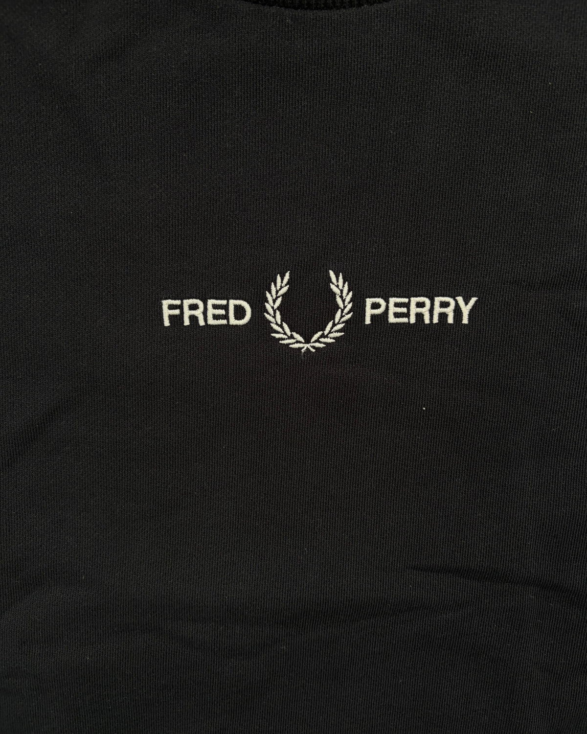 Fred Perry Pullover Schwarz mit Logo-Stickerei Größe M – Detail