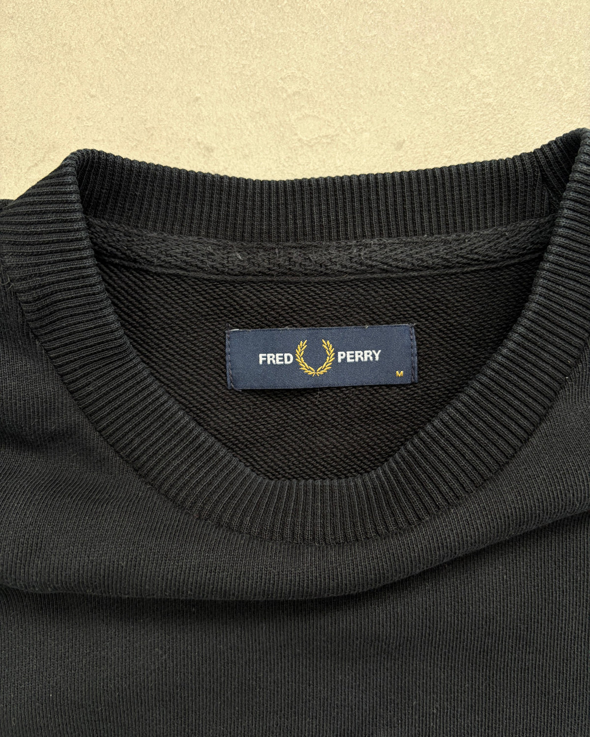 Fred Perry Pullover Schwarz mit Logo-Stickerei Größe M – Etikett