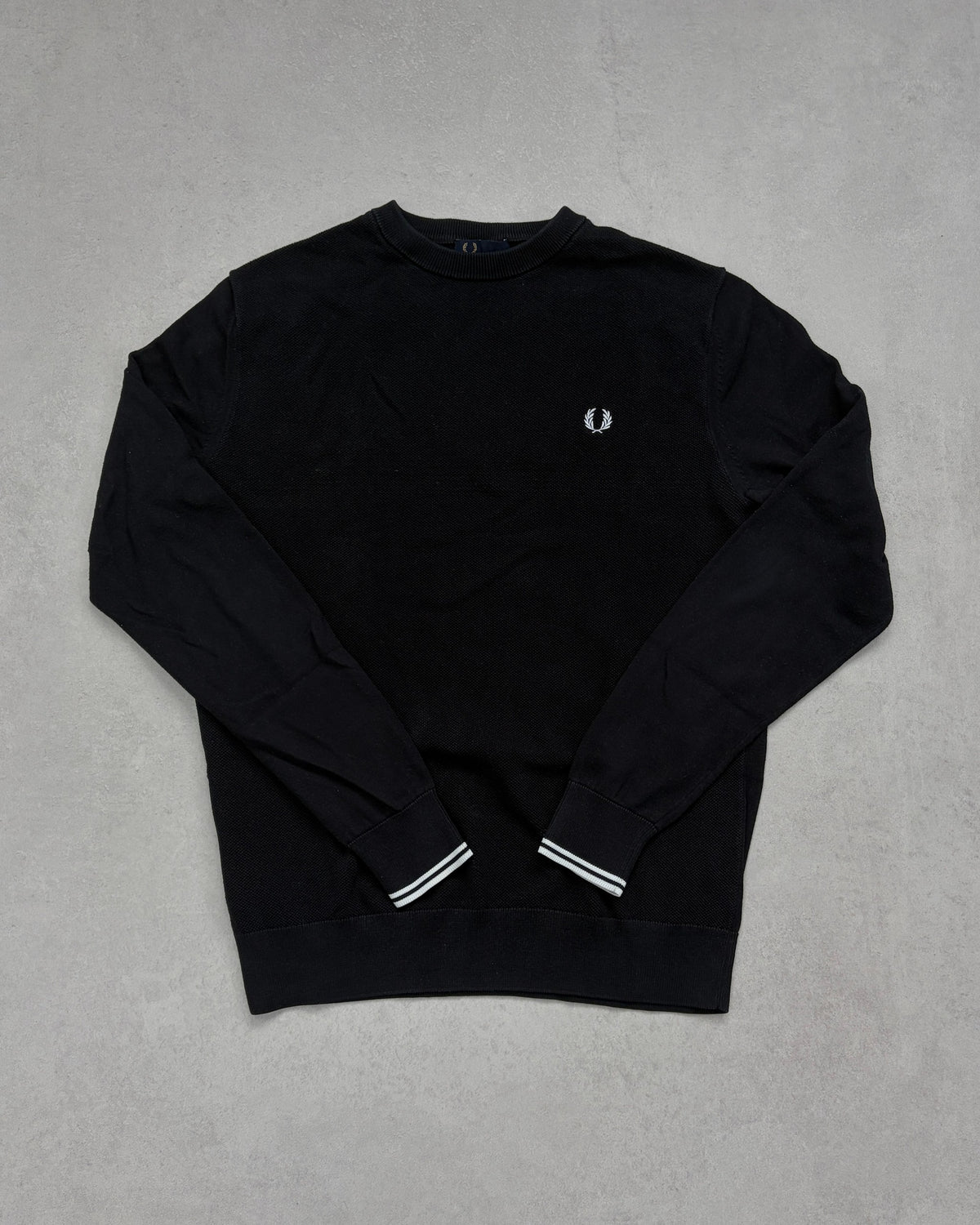 Fred Perry Pullover Schwarz mit Tipping-Bündchen Größe M – Vorderseite