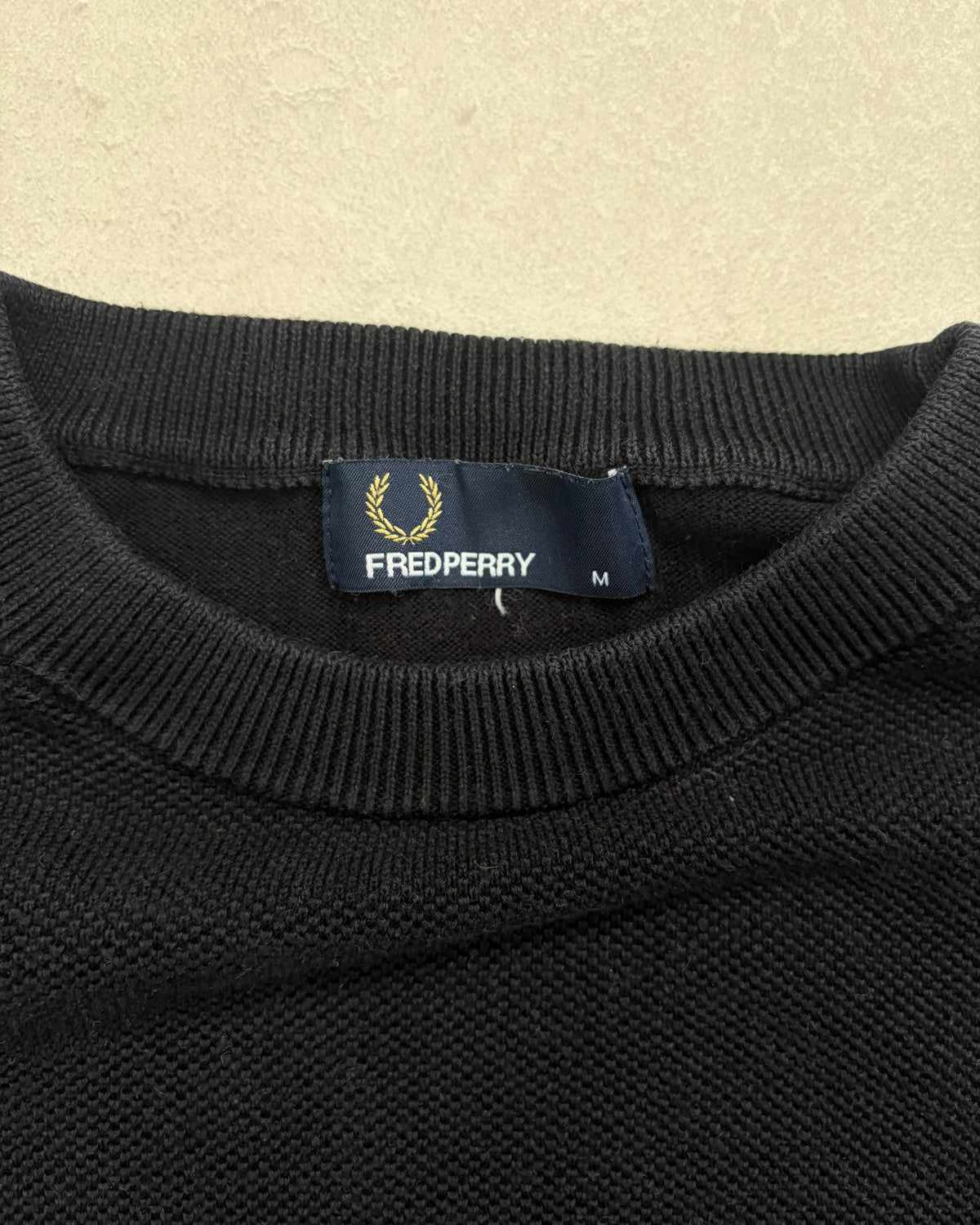 Fred Perry Pullover Schwarz mit Tipping-Bündchen Größe M – Etikett