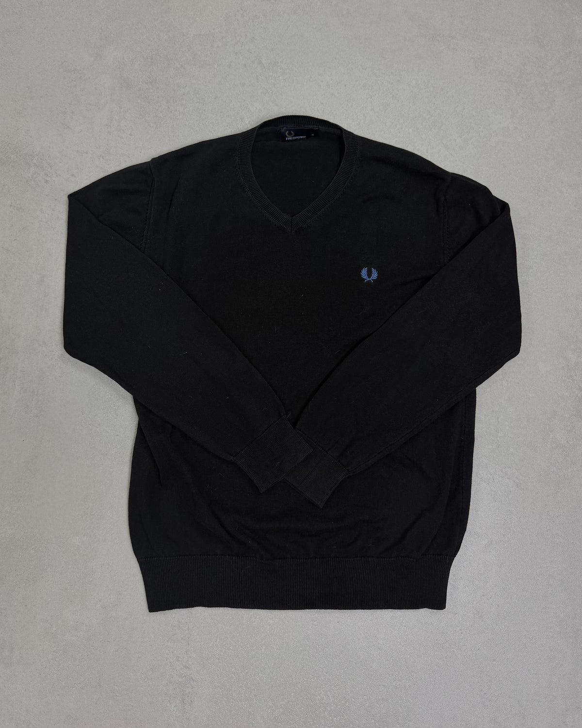 Fred Perry Pullover Schwarz mit V-Ausschnitt, blauer Lorbeer Größe M – Vorderseite