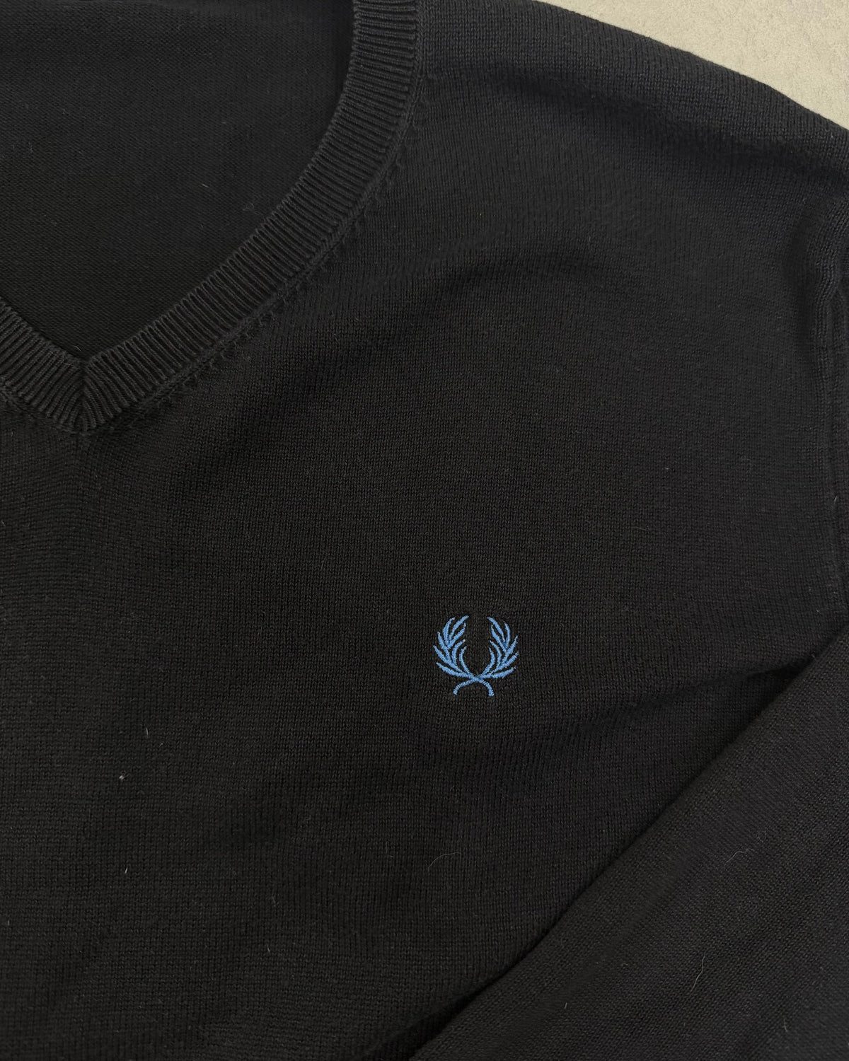 Fred Perry Pullover Schwarz mit V-Ausschnitt, blauer Lorbeer Größe M – Detail