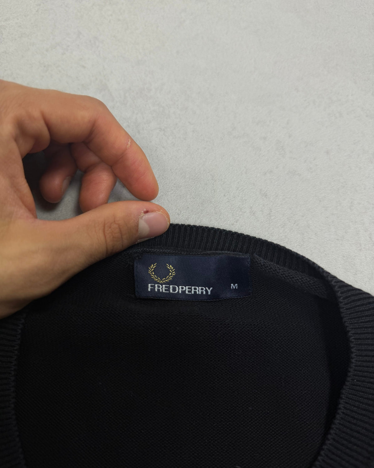 Fred Perry Pullover Schwarz mit V-Ausschnitt, blauer Lorbeer Größe M – Etikett