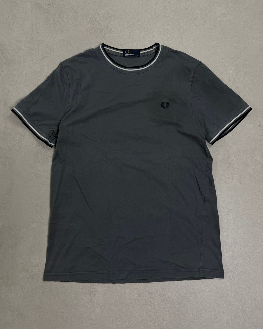 Fred Perry Ringer T-Shirt Anthrazit mit Twin Tipping Größe M – Vorderseite