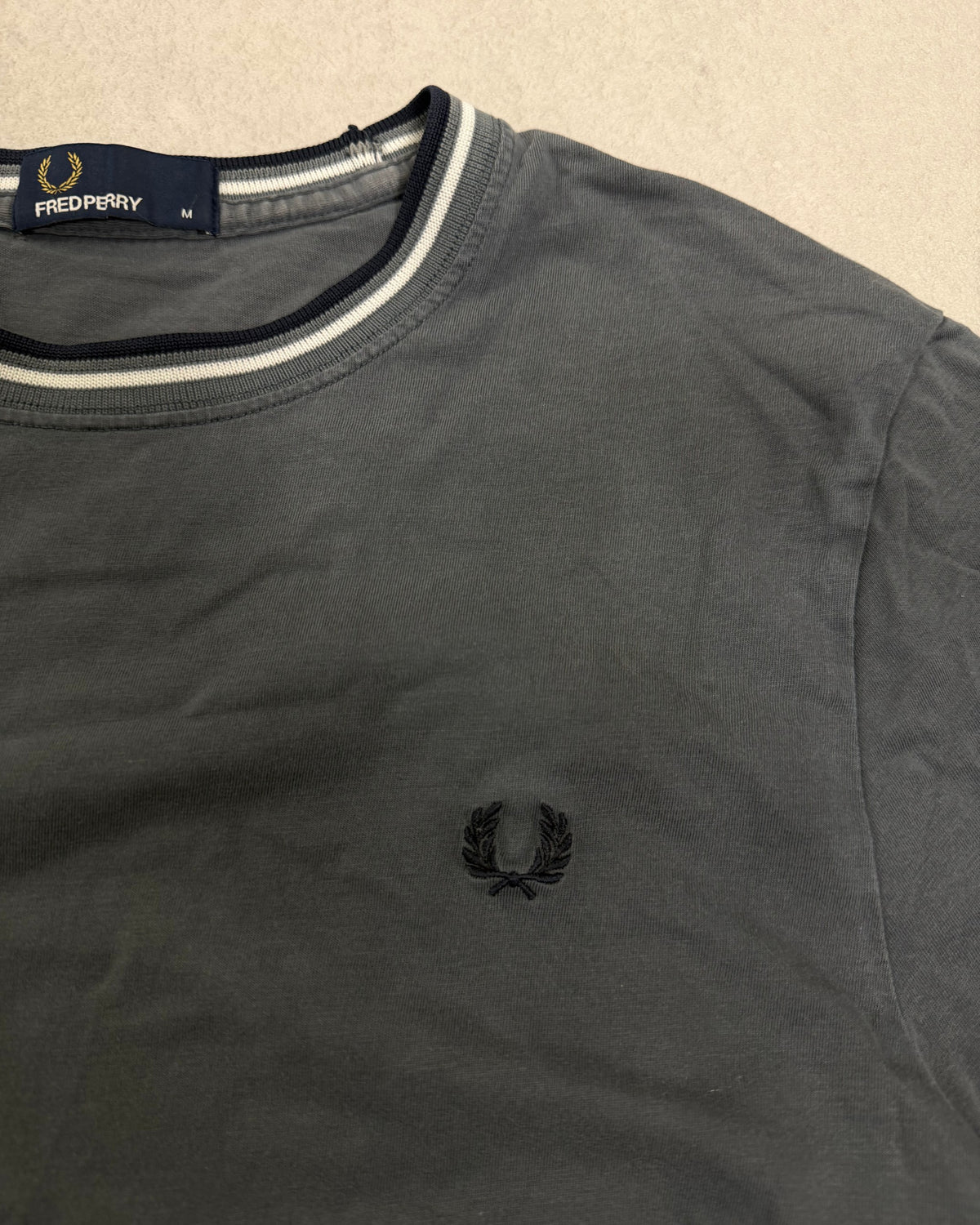 Fred Perry Ringer T-Shirt Anthrazit mit Twin Tipping Größe M – Detail