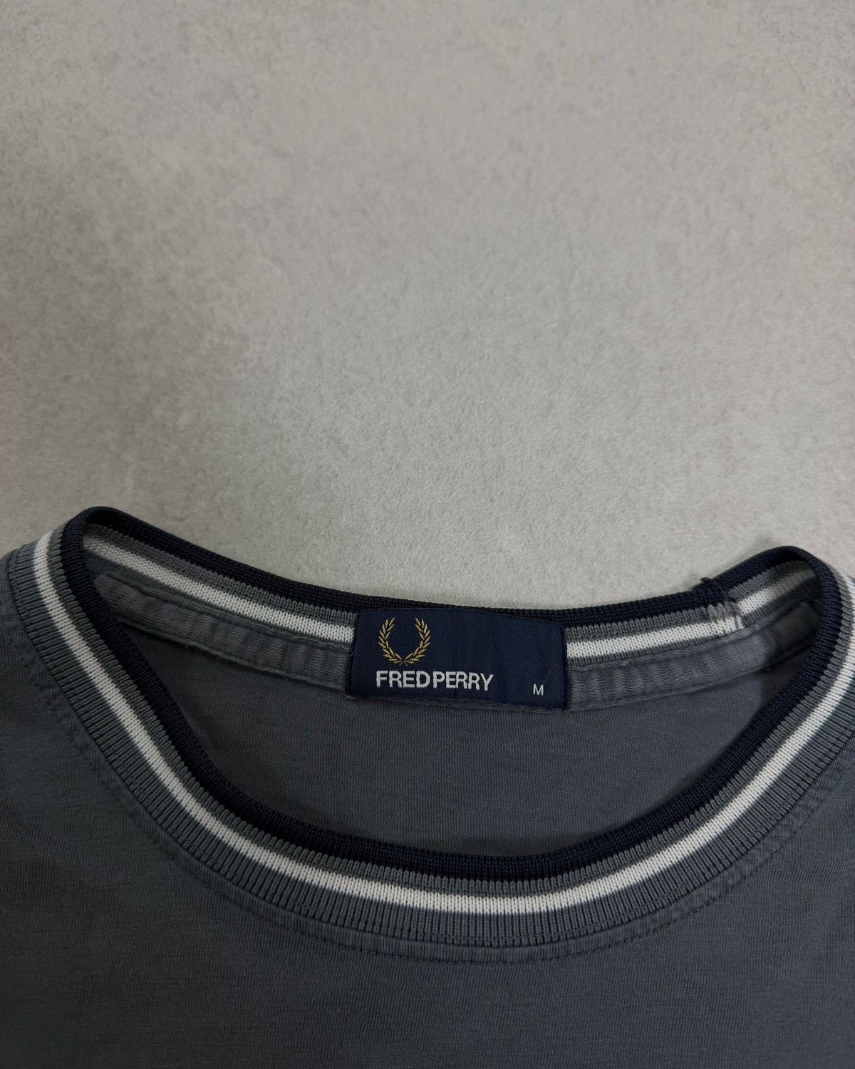 Fred Perry Ringer T-Shirt Anthrazit mit Twin Tipping Größe M – Etikett