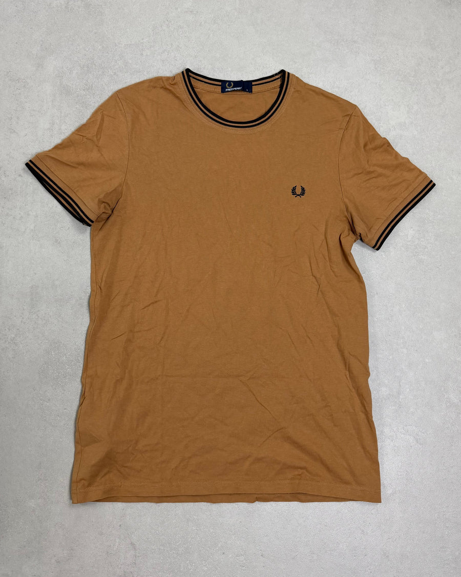 Fred Perry Ringer T-Shirt Camel mit Twin Tipping Größe S – Vorderseite