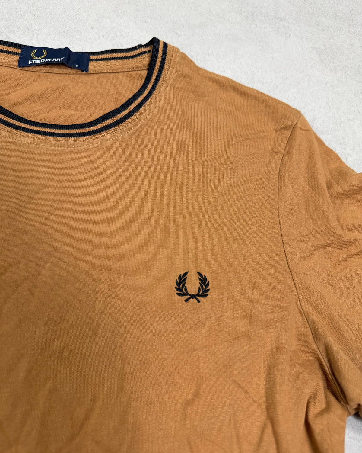 Fred Perry Ringer T-Shirt Camel mit Twin Tipping Größe S – Detail