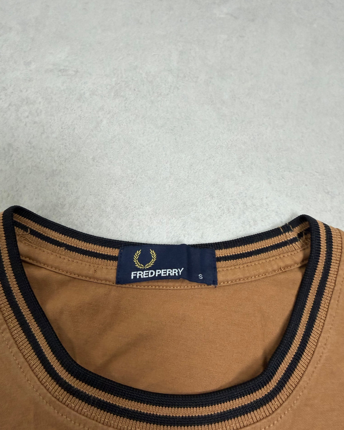 Fred Perry Ringer T-Shirt Camel mit Twin Tipping Größe S – Etikett