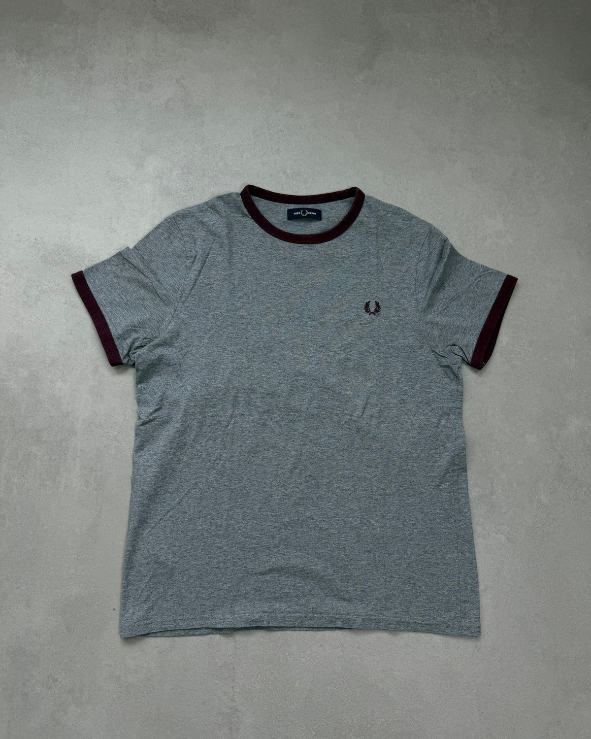 Fred Perry Ringer T-Shirt Grau meliert mit Bordeaux-Bündchen Größe L – Vorderseite