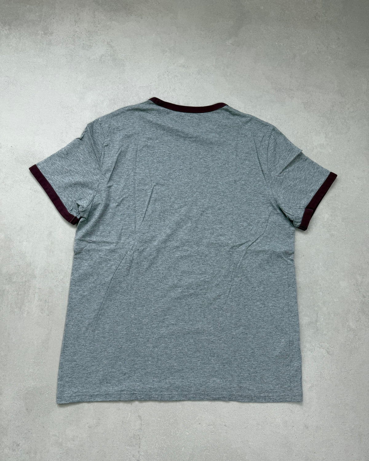 Fred Perry Ringer T-Shirt Grau meliert mit Bordeaux-Bündchen Größe L – Rückseite