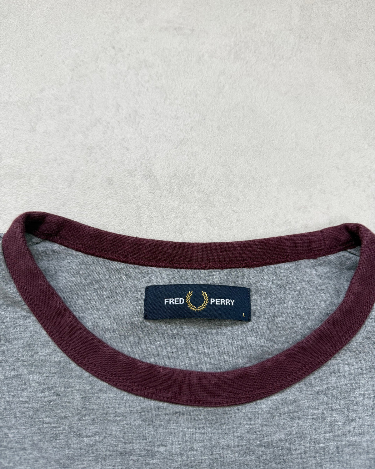 Fred Perry Ringer T-Shirt Grau meliert mit Bordeaux-Bündchen Größe L – Etikett