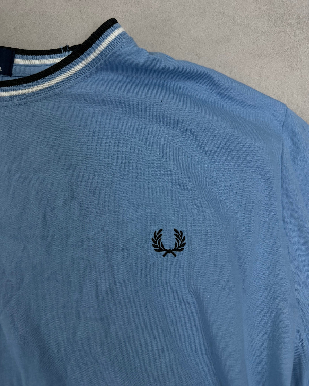 Fred Perry Ringer T-Shirt Hellblau mit Twin Tipping Größe XL – Detail