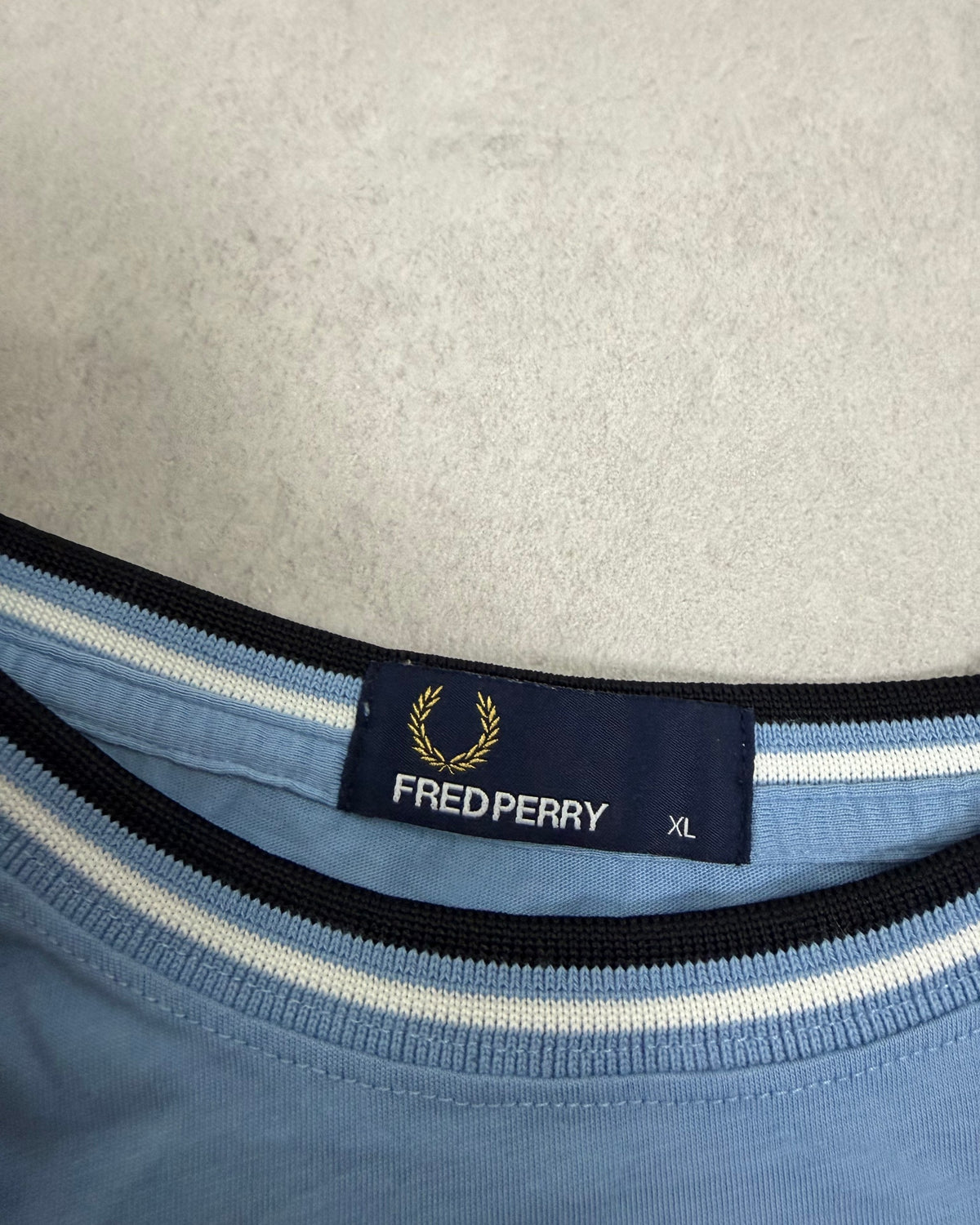 Fred Perry Ringer T-Shirt Hellblau mit Twin Tipping Größe XL – Etikett