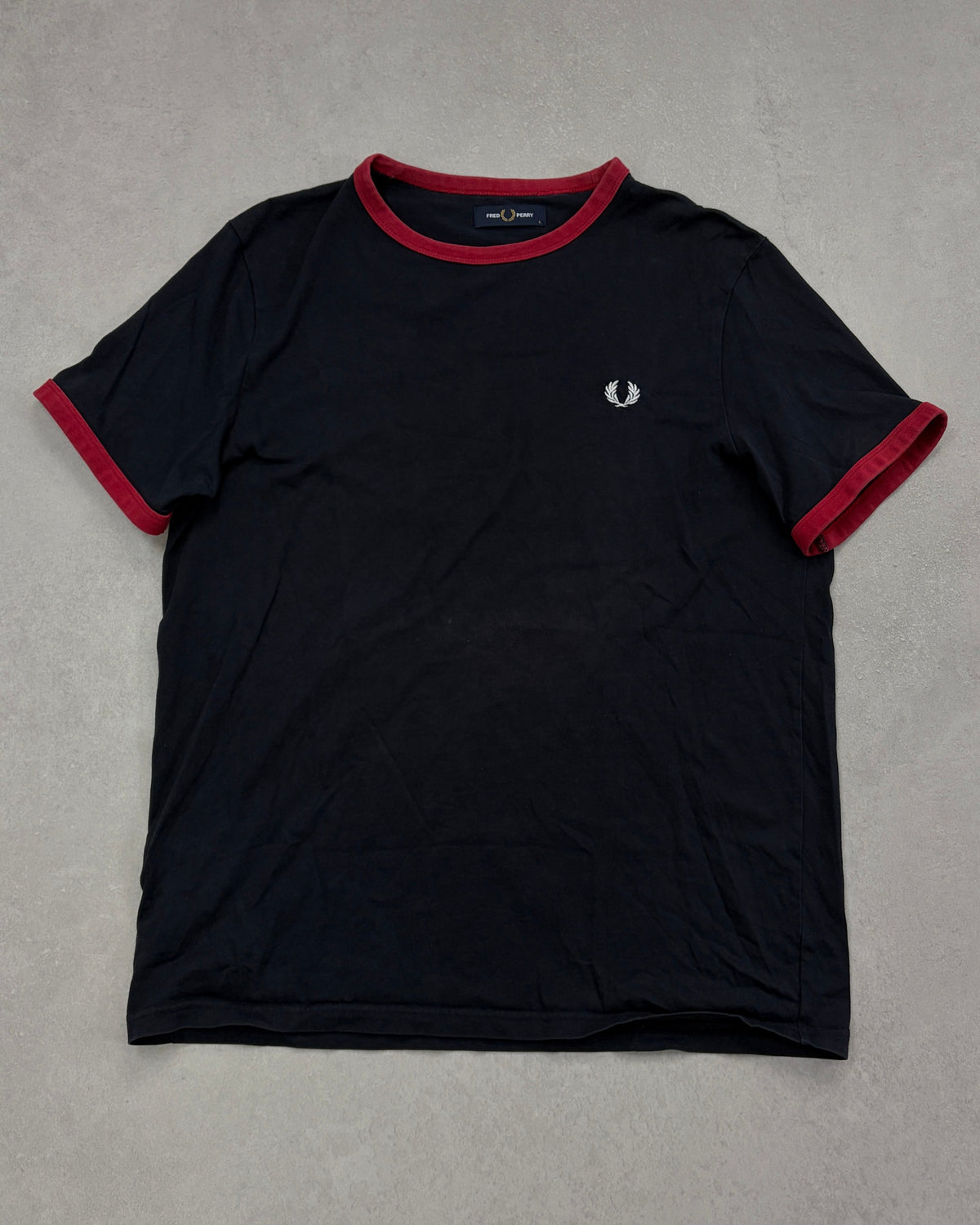 Fred Perry Ringer T-Shirt Navy mit roten Bündchen Größe L – Vorderseite
