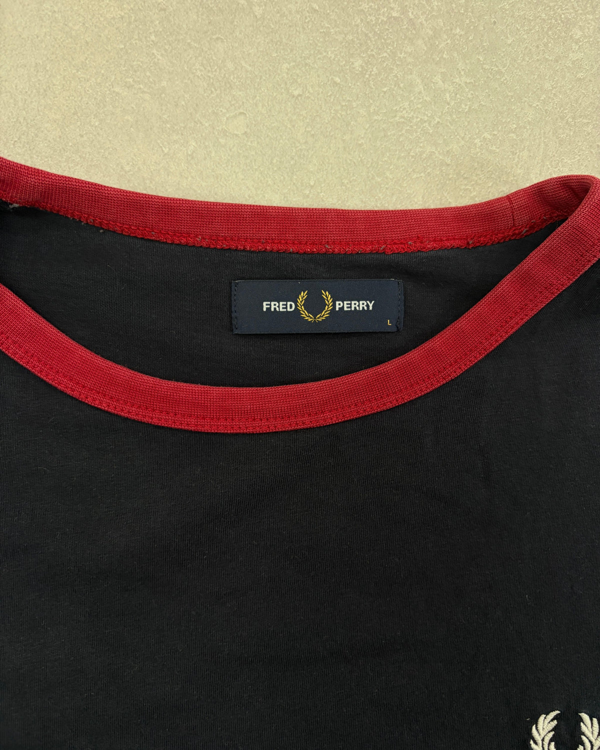 Fred Perry Ringer T-Shirt Navy mit roten Bündchen Größe L – Etikett